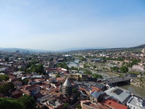 neebimozgi_tbilisi_sleva_istoricheskaya_chast_goroda_reka_kura_truby_zdaniya
